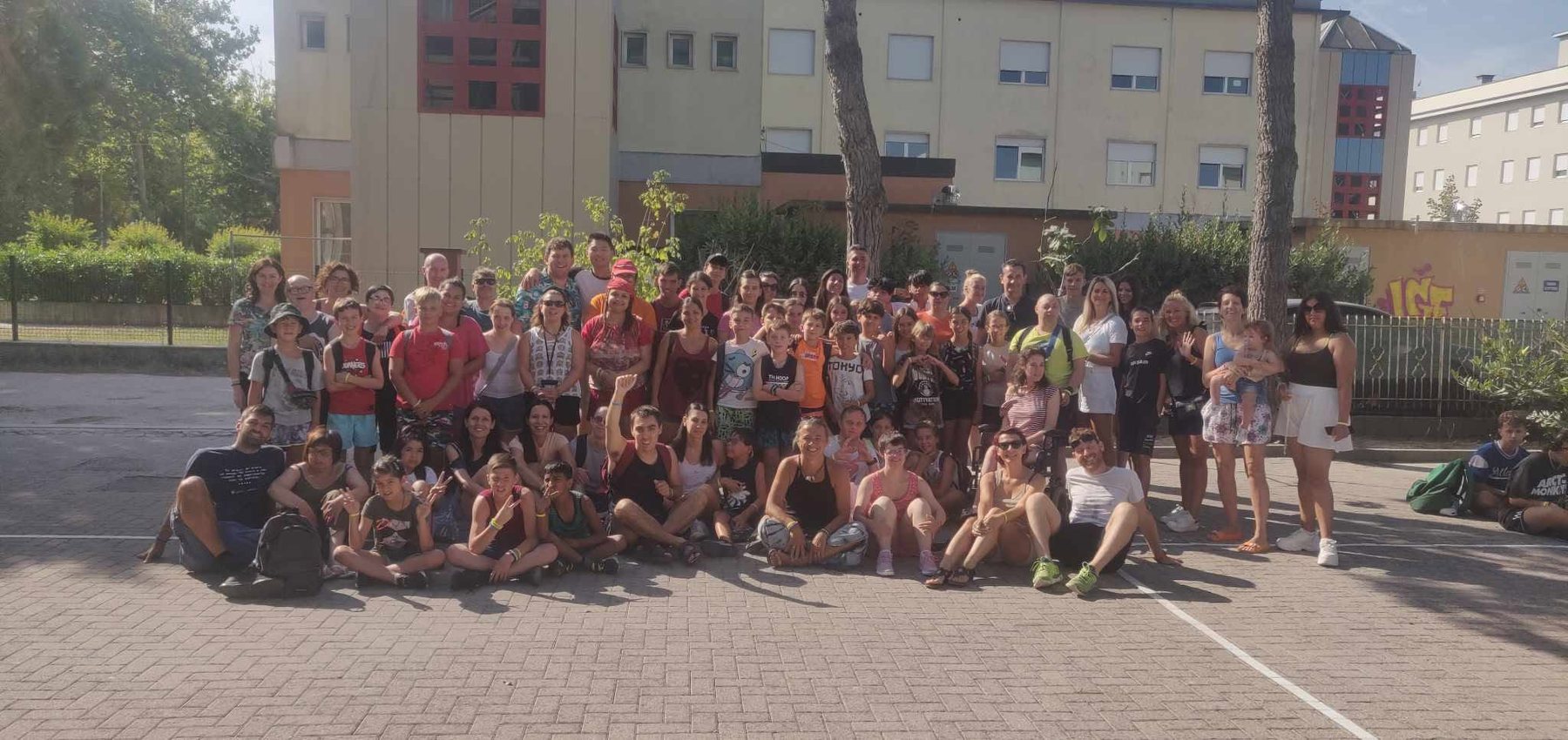 Velika grupa dece, mladih i volontera okupljena u Gvastali leta 2023, u godini tridesete godišnjice udruženja