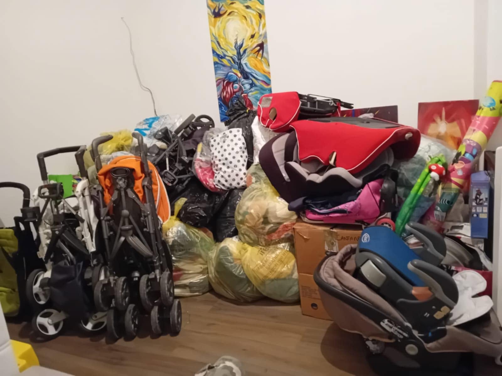 Passeggini, seggiolini e sacchi di materiale raccolto e arrivato a Tuzlanska Amica nel settembre 2025