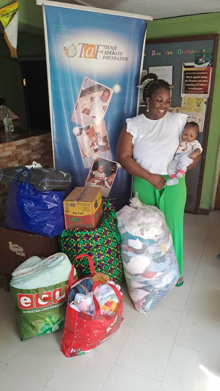 Predstavnica sirotišta u Nigeriji pored džakova odeće i primljenog materijala