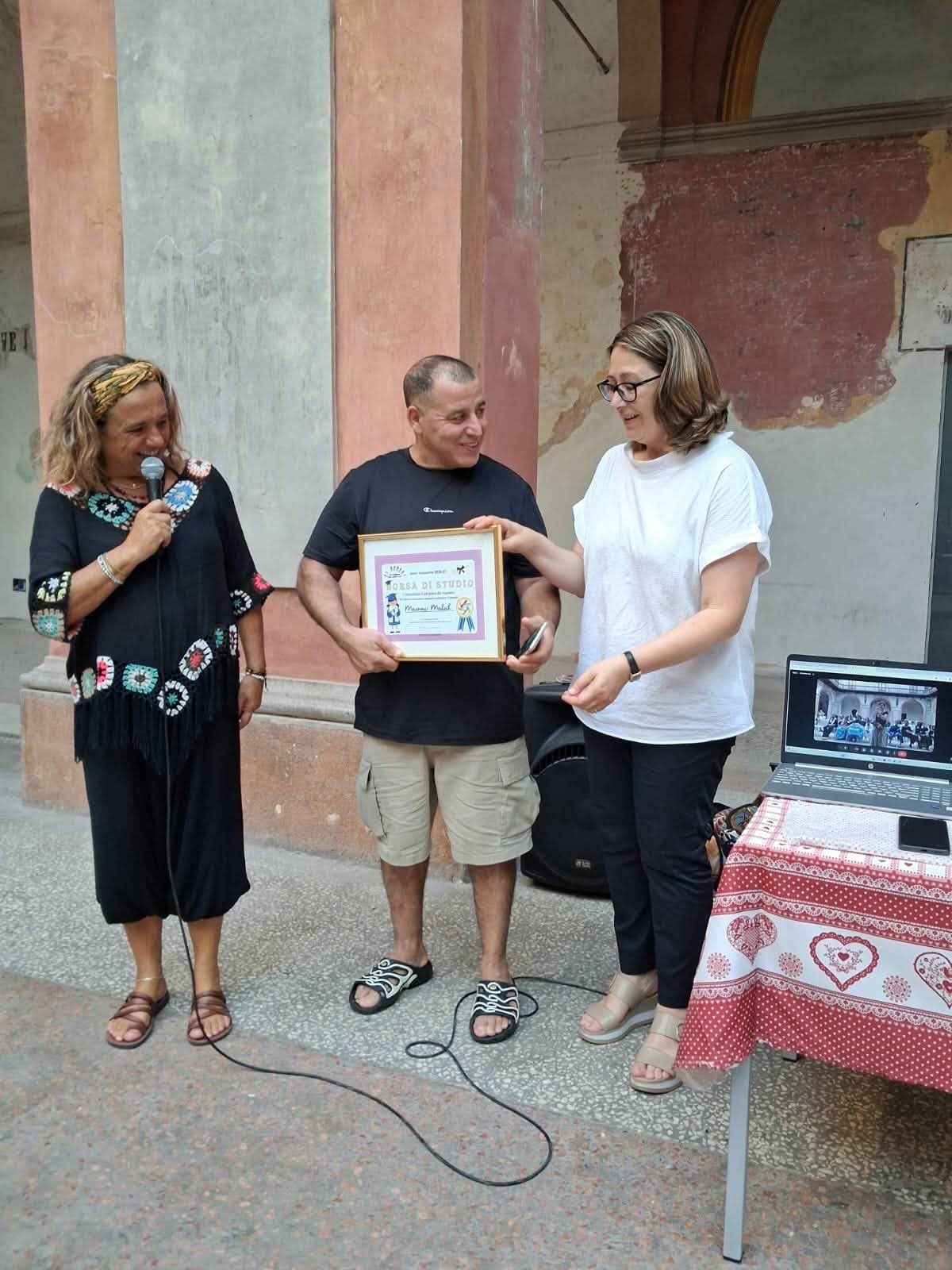 Uramljena povelja stipendije prelazi iz ruke u ruku