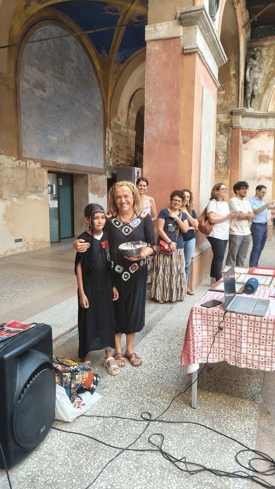 Nagrađena devojčica sa volonterkom udruženja, pred publikom