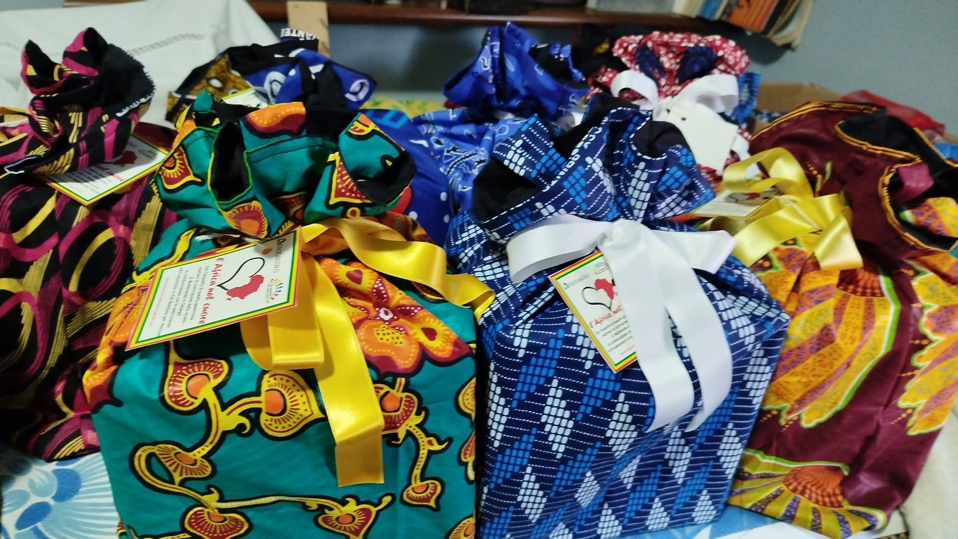 Panettoni solidali confezionati in shopping bag colorate di tessuto wax