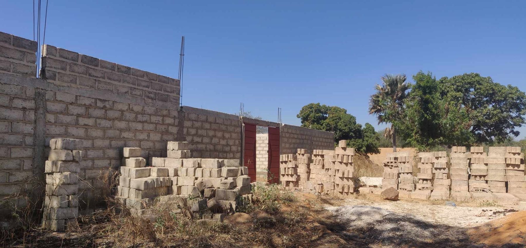 Zidovi škole u Malikoundi u izgradnji, u Senegalu