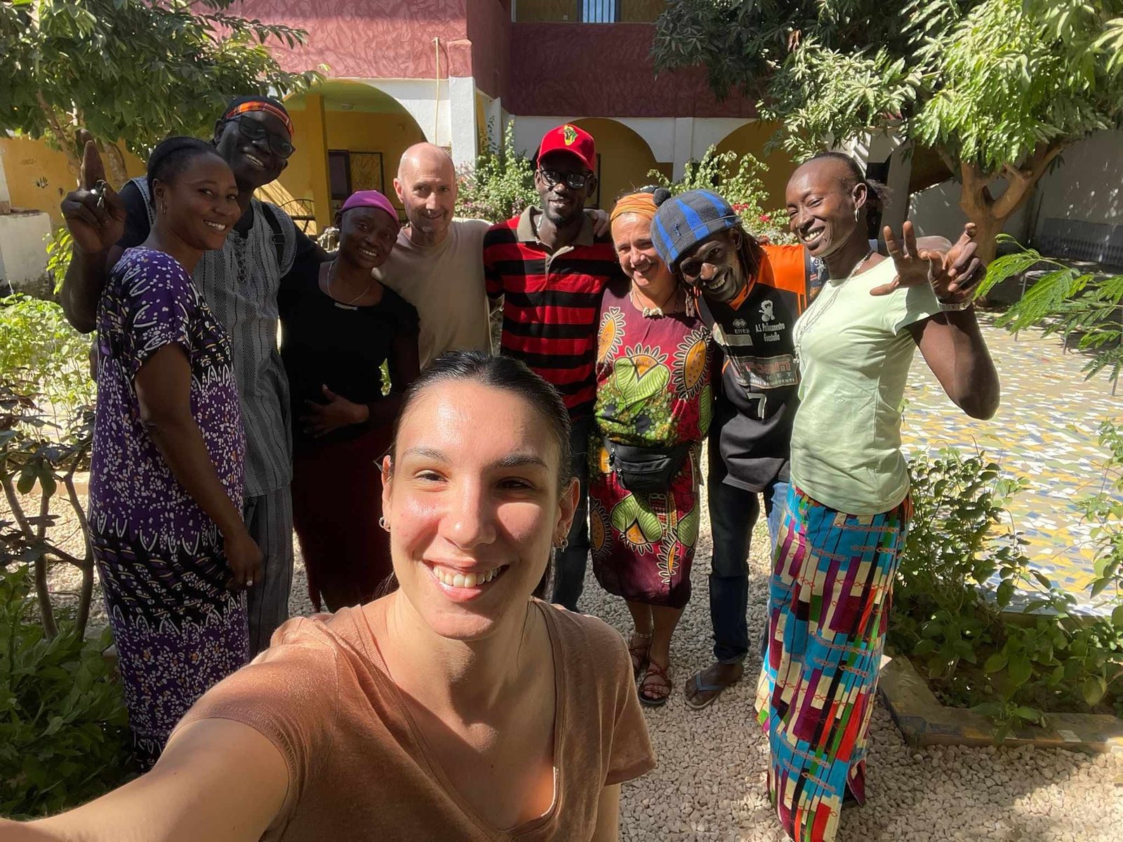 Foto di gruppo nel cortile di una casa in Senegal durante il viaggio del gennaio 2024