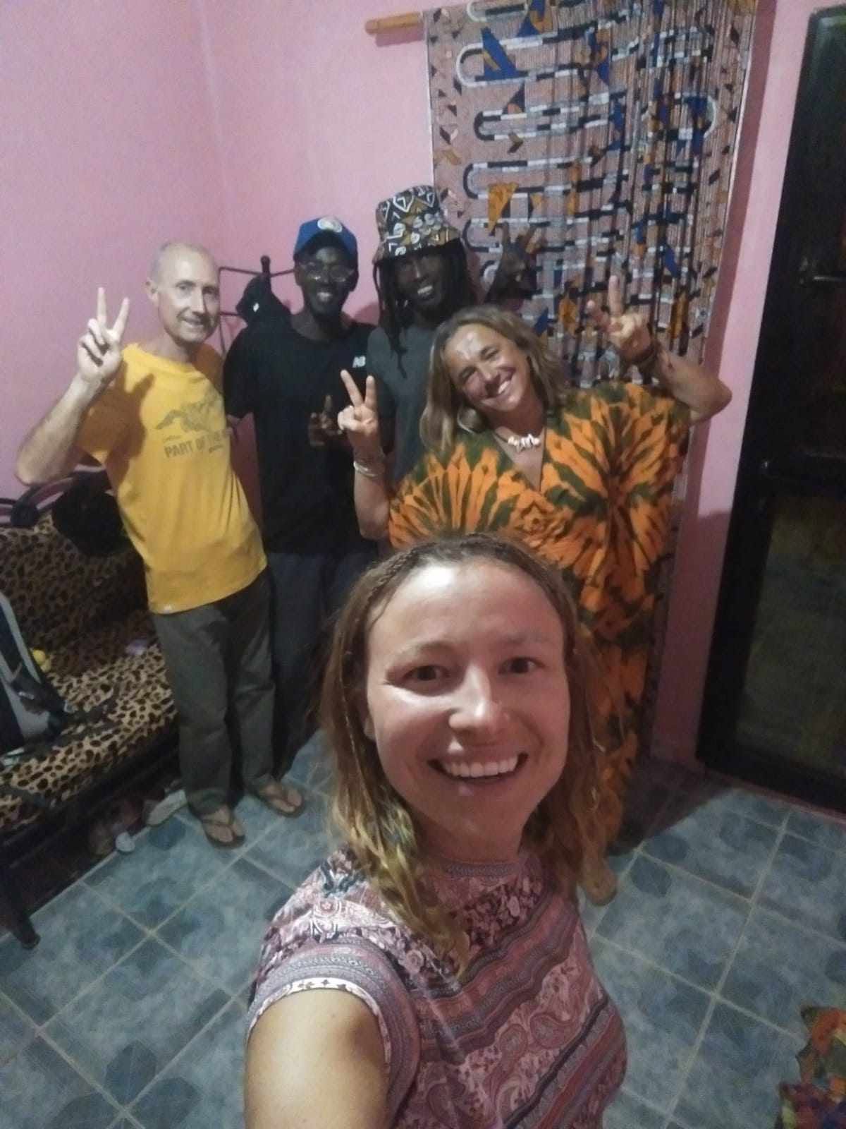 Grupna fotografija učesnika i ljudi koje su upoznali tokom putovanja u Senegal