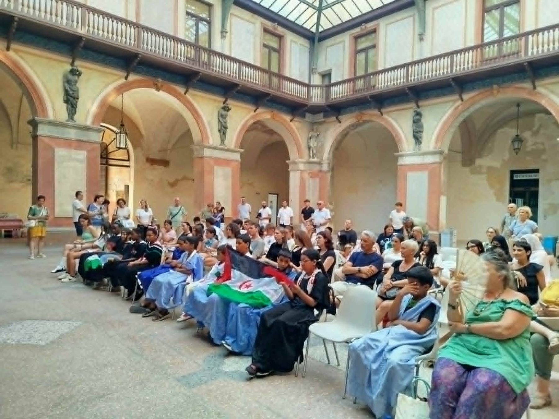 La serata di benvenuto dell'accoglienza estiva, nel chiostro, insieme agli amici saharawi