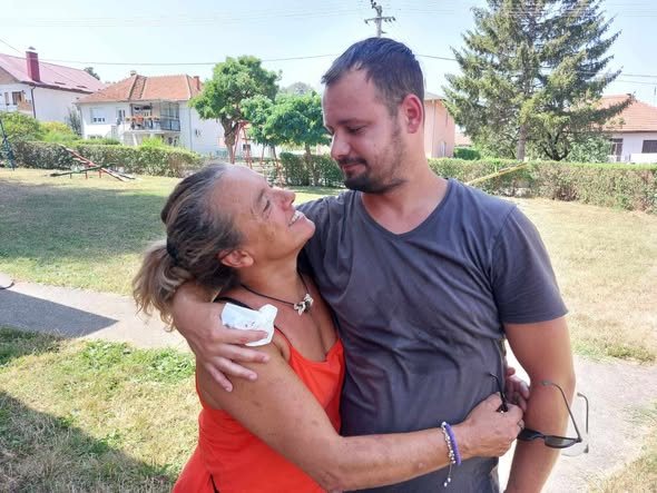 Volonterka udruženja grli mladića tokom putovanja na Balkan