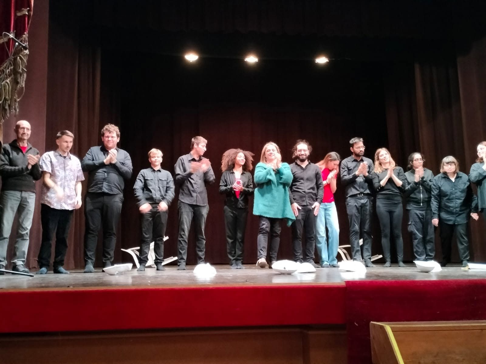 Grupa Ubuntu poređana na sceni pozorišta u Gvastali aplaudira na kraju nastupa