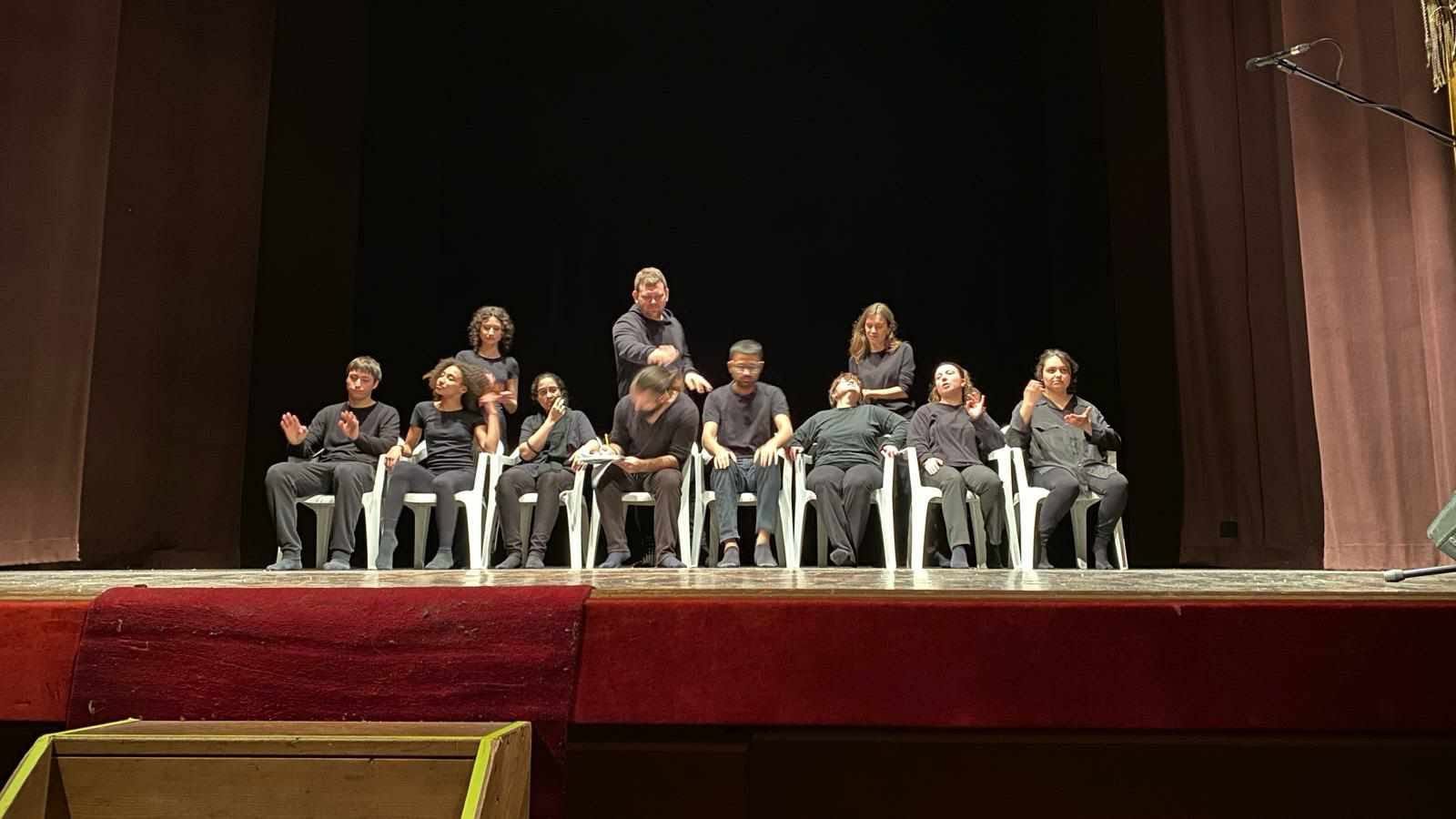 Pozorišna grupa Ubuntu na sceni tokom predstave Perdonaci Giulietta