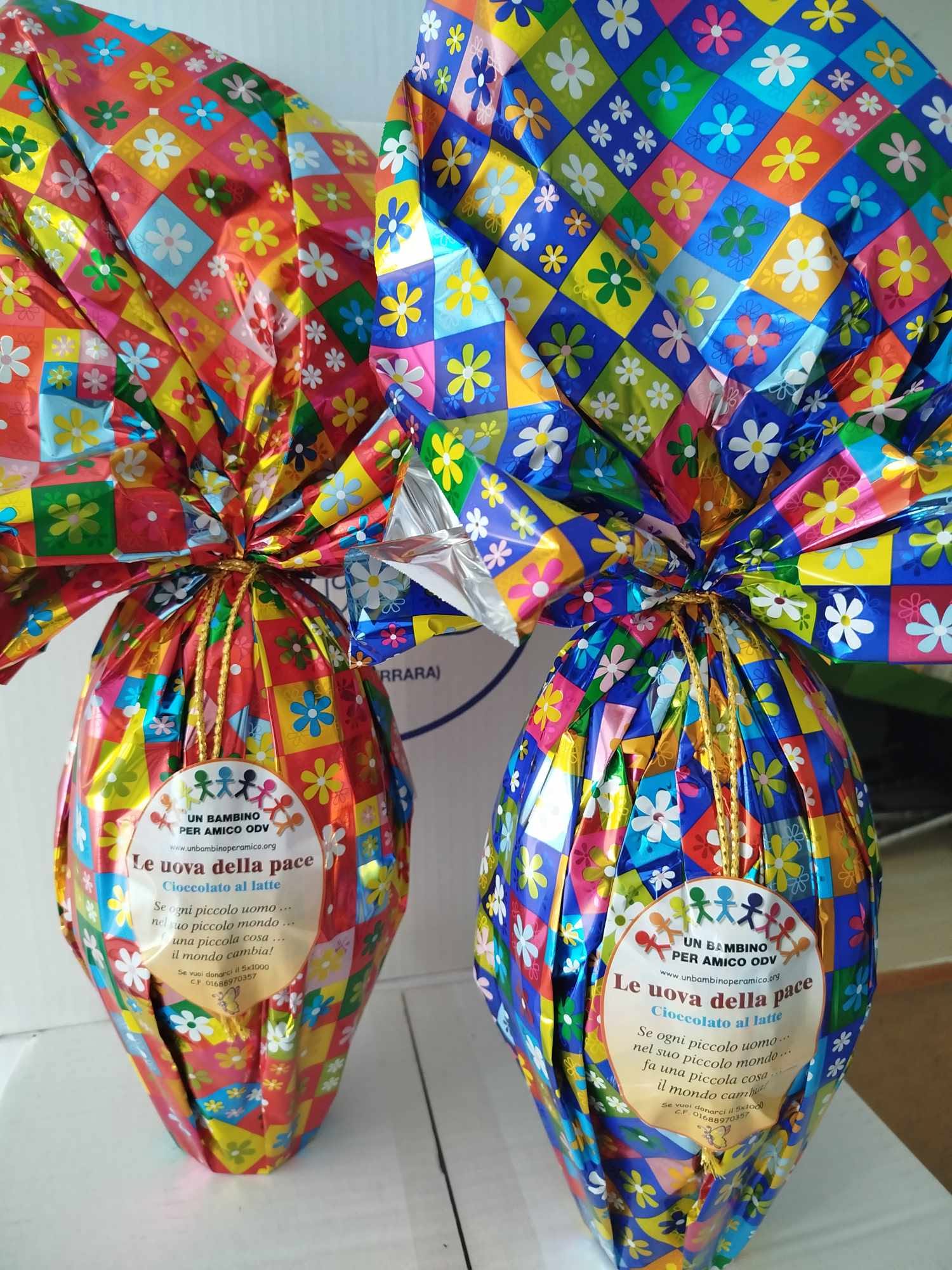 Due uova di cioccolato colorate della campagna Uova della pace